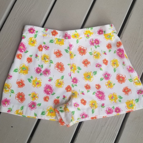 12p white shorts with bright flowers - Picture 9 of 10